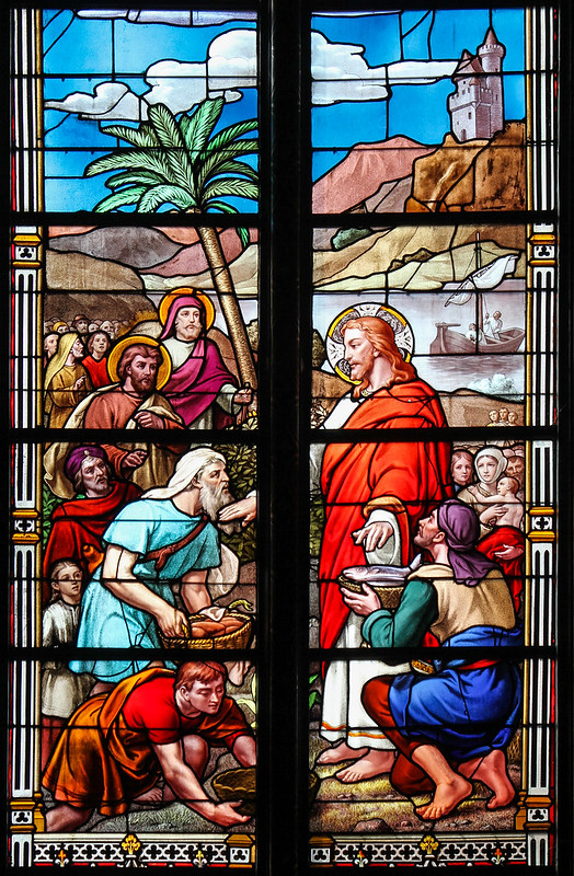法國里爾聖心大教堂彩色玻璃上的的〈五餅二魚〉畫作。（圖／WIKI COMMONS）